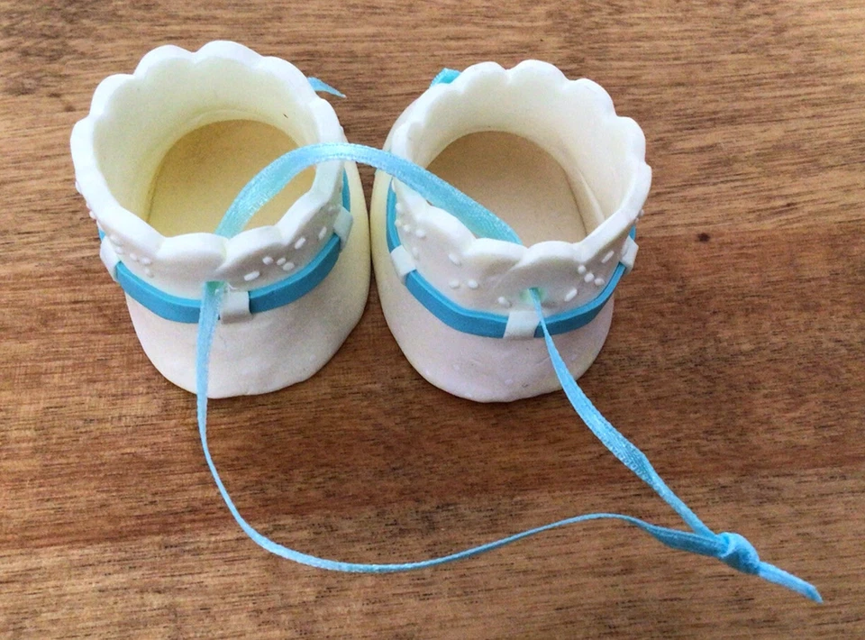 Baby Shower Memento/Cake Topper, Botines de Resina Blanca con Borde de Cinta Azul, Nuevo en Paquete Foto 4 de 4