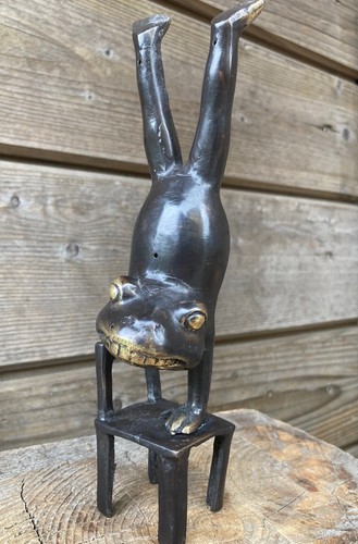 Frosch auf Stuhl Bronze Gold Braun Art Deko Statue Figur