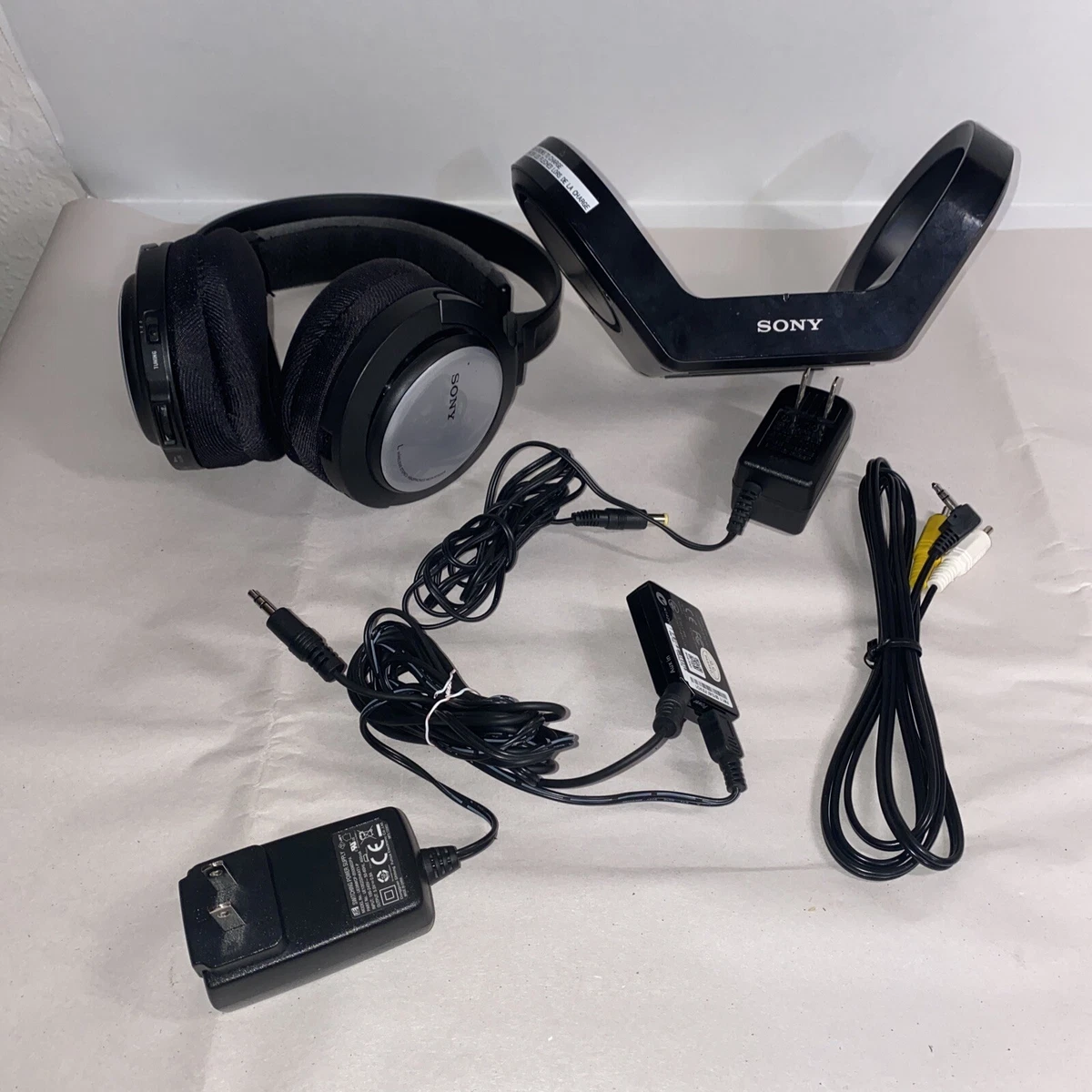 Wireless headphones store for stereo system