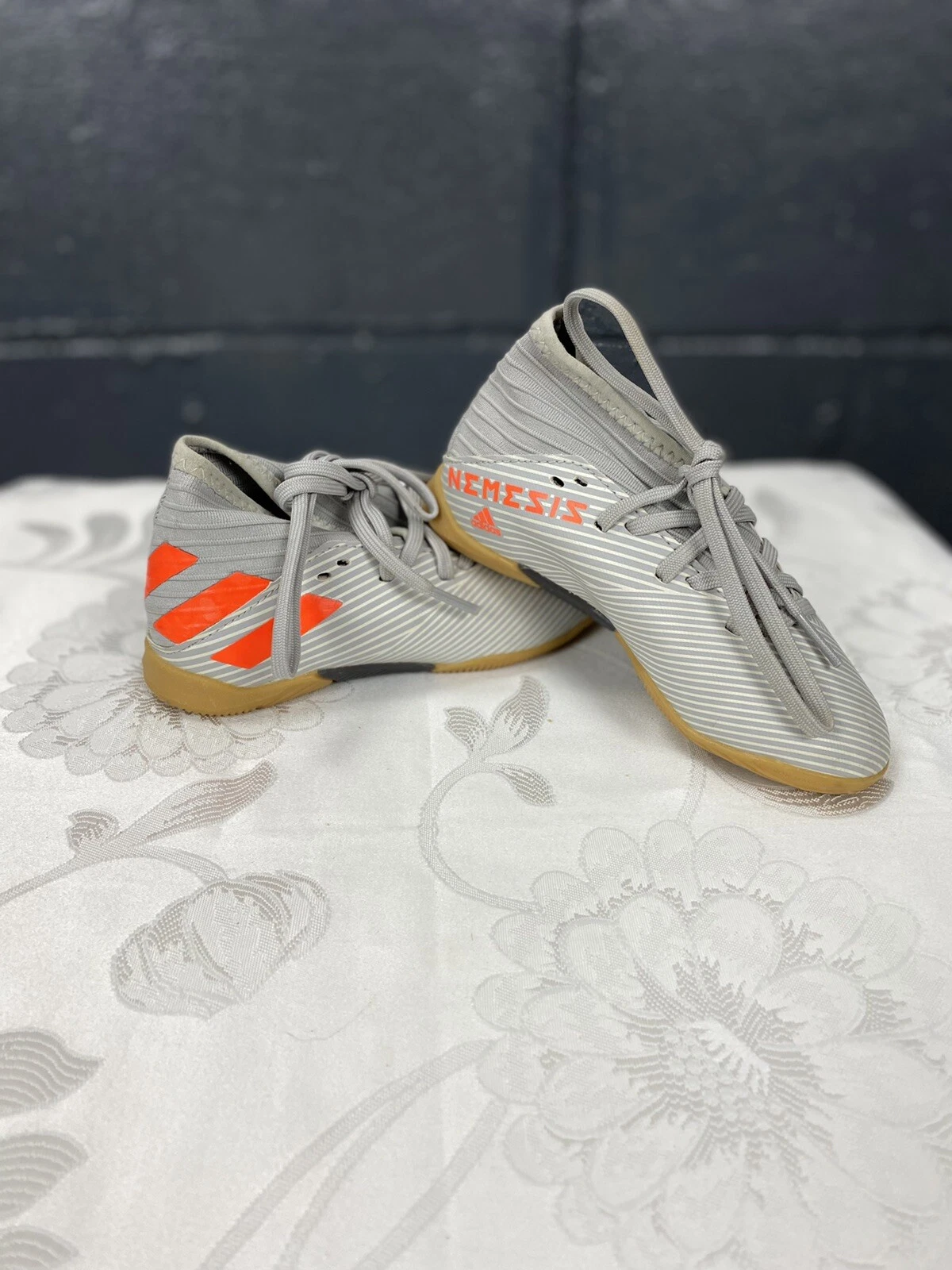 Scarpe da ginnastica Adidas Nemeziz per bambini ragazzi ragazze taglia 10 5 grigio arancione