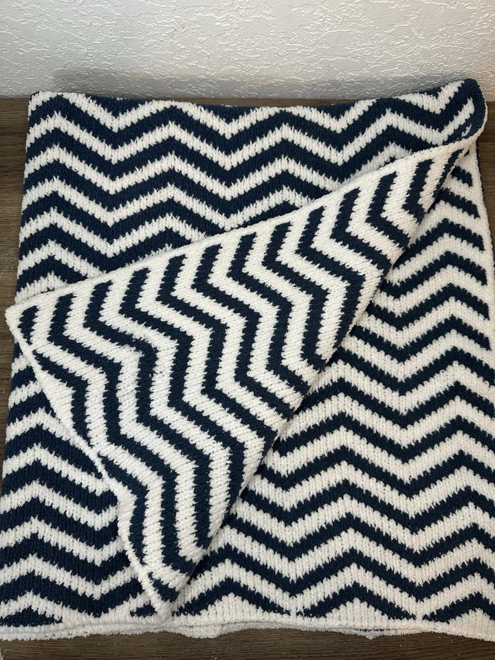 Manta para bebé Living Textiles tejida Chevron azul marino blanco chenilla Foto 4 de 4