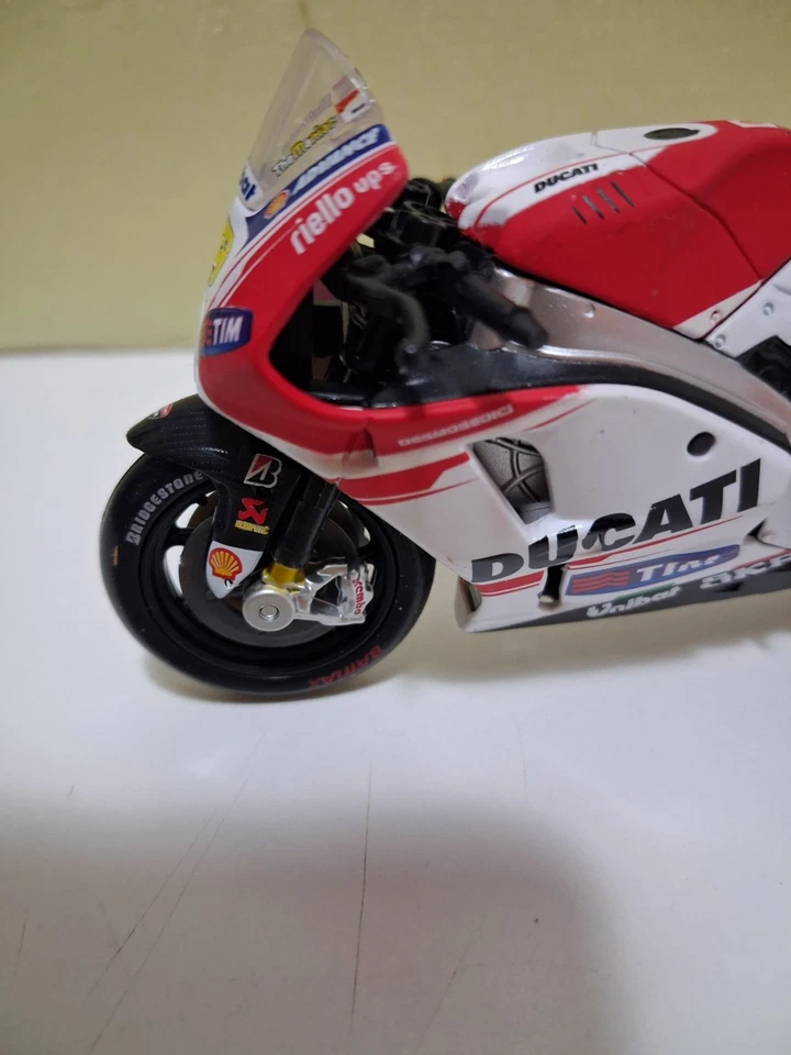 Maisto Ducati Desmosedici GP 1:18 - Andrea Iannone - Immagine 3 di 4