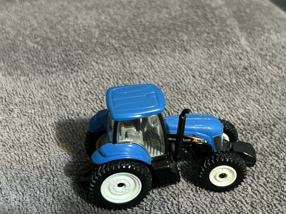 New Holland TG215 FWA Tractor, 1/64 scale by ERTL, Farm Toys - Image 4 of 4