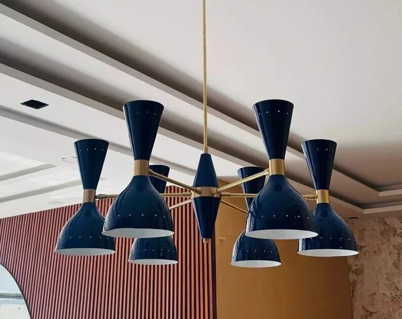 Lámpara de araña de latón hecha a mano de mediados de siglo azul techo salón industrial italiano y Foto 2 de 4