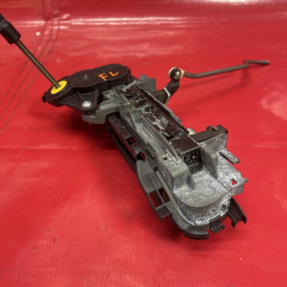 AUDI A4 2007 convertible puerta delantera izquierda montaje manija exterior OEM Foto 3 de 4