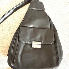 Mini Mochila Bandolera Vintage Guess Cuero Negro Mantequilla Triángulo Suave