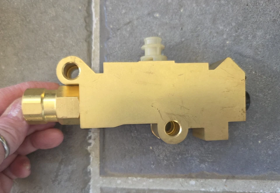 Summit Racing  SUM-760186 Power Brake Proportioning Valve Brass Jeep CJ Foto 2 de 4