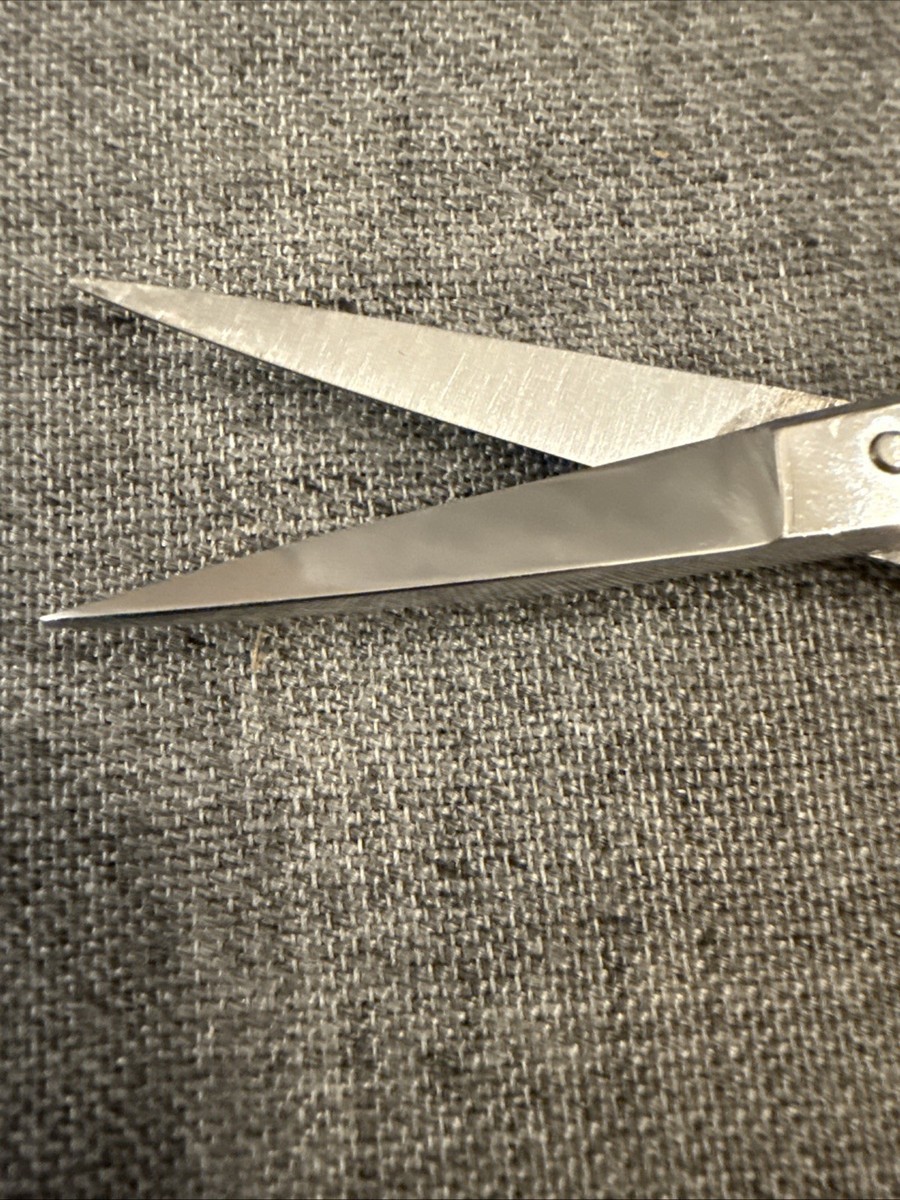 Vintage 1928 Jewelry Gold Tone Floral Ornate Small Scissors