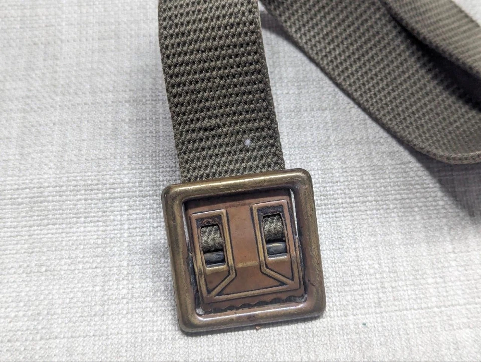 Cinturón militar vintage Segunda Guerra Mundial 28 hebilla de latón ejército de EE. UU. verde WEBBED cinch Foto 2 de 4