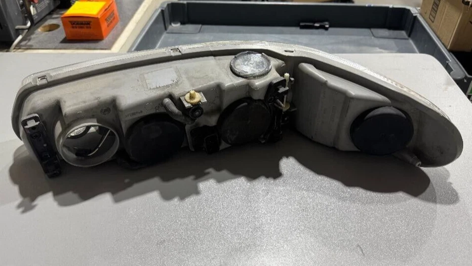 FARO DELANTERO DERECHO TYC 20-5197-01-9 PARA 1997 A 2005 BUICK REGAL/CENTURY Foto 4 de 4