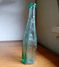 LT.GREEN 6 SIDED CATHEDRAL PEPPERSAUCE BOTTLE CIVIL WAR ERA PRIVY DUG DRIPPY LIP