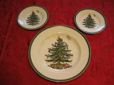 SPODE CHRISTMAS TREE, 1 DINNER PLATE AND 2 DESSERT PLATES, ENGLAND