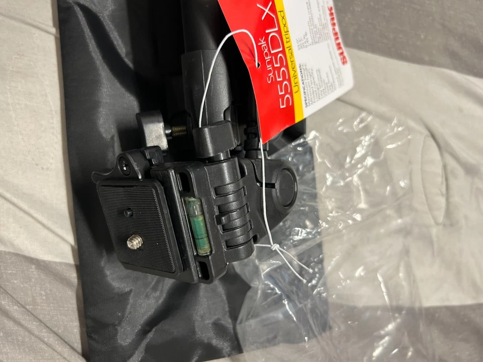 Sunpak - PlatinumPlus 5555DLX Tripod - Black-Extendable Legs and built in level  - Image 3 of 4