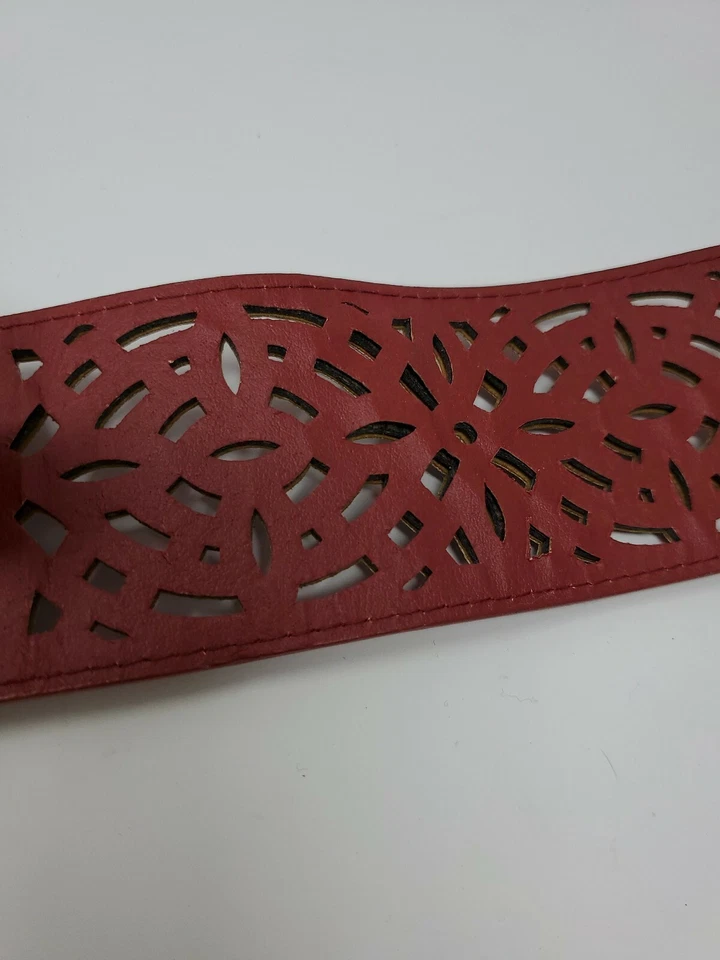 Kenneth Cole Reaction Womans Red Leather Belt Gold Buckle size small 36 in long  - Изображение 3 из 4