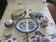 CHURCHILL BLUE WILLOW SERVICE 8 PC SET-LARGE BLUE WILLOW LION NEW & IMMACULATE