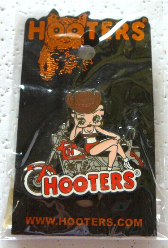 HOOTERS - BETTY BOOP ON HER MOTORCYCLE WITH A BROWN COWBOY HAT LAPEL PIN