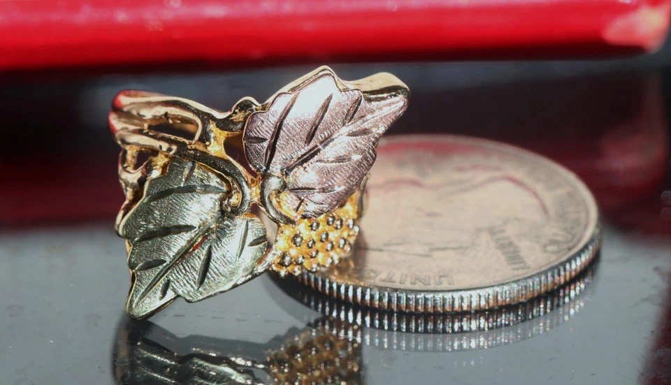 10k multi tone gold ring sz 7 diamond cut grape leaf 3.75g Black Hills Gold N368 - Image 4 of 4