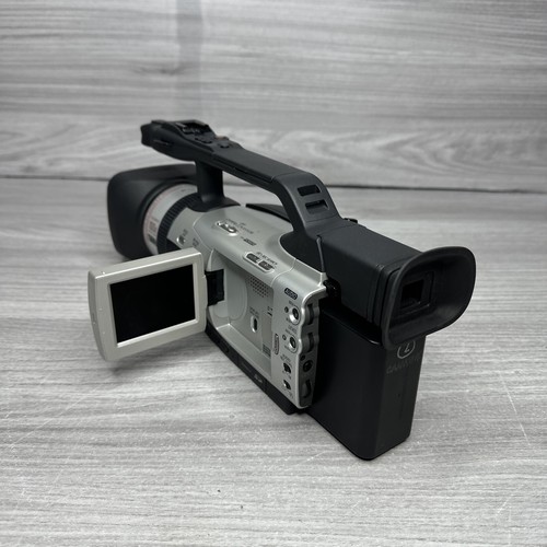 Canon DM-GL2A 3CCD Mini DV Camcorder Canon w/ Hardcase & Accessories **READ** - Picture 13 of 19