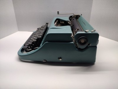 Underwood Leader Golden Touch Manual Portable Typewriter W