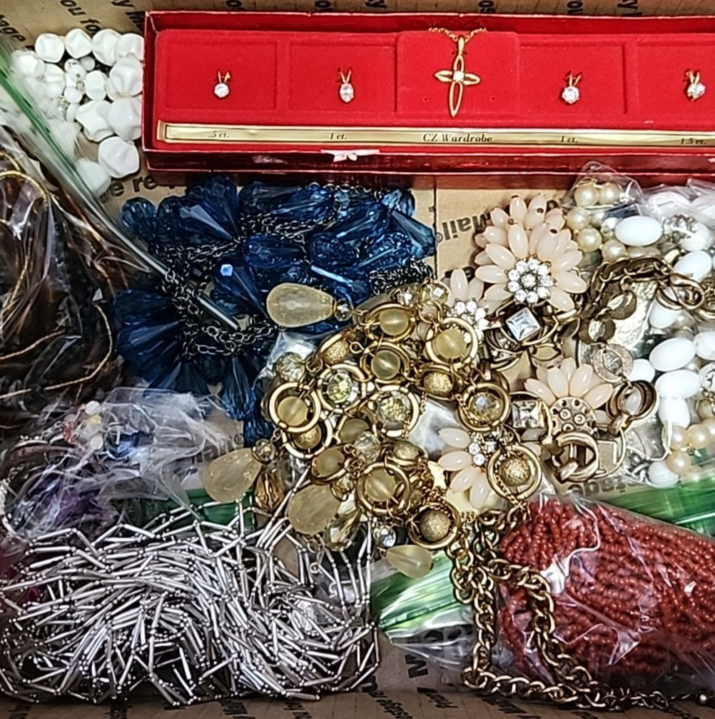 Jewelry Lot Mostly Modern Necklaces Wearable Scrap Harvest Repurpose Craft 7 lbs