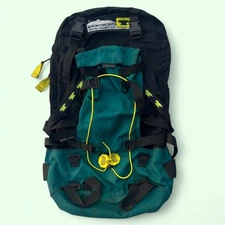 VINTAGE HIKING GEAR — Mountainsmith pack with total retro-outdoors energy