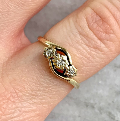 Diamant Ring 9 Karat Gold Illusion Set Trilogie Twist Bypass Fassung - Größe M 1/2