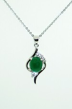 Traumhafte Silberkette mit grünem Jade-Anhänger