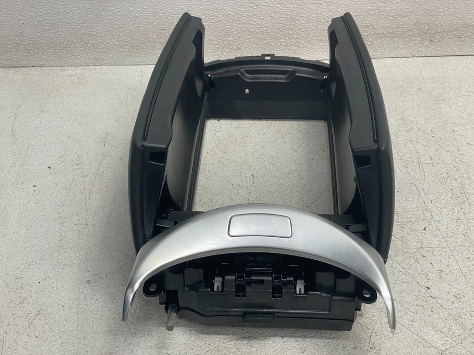 Крышка крышки подлокотника для хранения на центральной консоли Mercedes C63 AMG 2017 2018 годов выпуска 1440 от оригинального производителя - Изображение 3 из 4