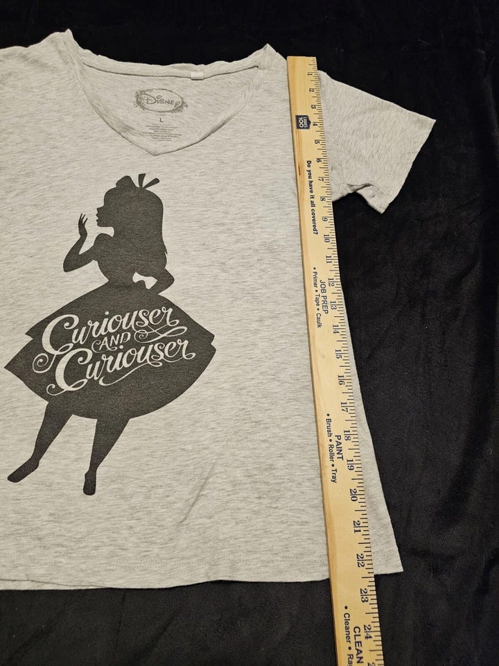 Camiseta grande Disney Alicia en el País de las Maravillas Alicia Silueta Curiosa y Curiosa Foto 4 de 4