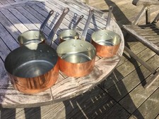5er Set alter französischer Kupfertöpfe, Kasserollen aus Kupfer, Vintage Deko