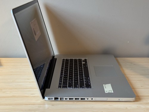 MacBook Pro 17-inch 2011 - 2.4GHz - 16GB - 256GB SSD - Zdjęcie 8 z 14