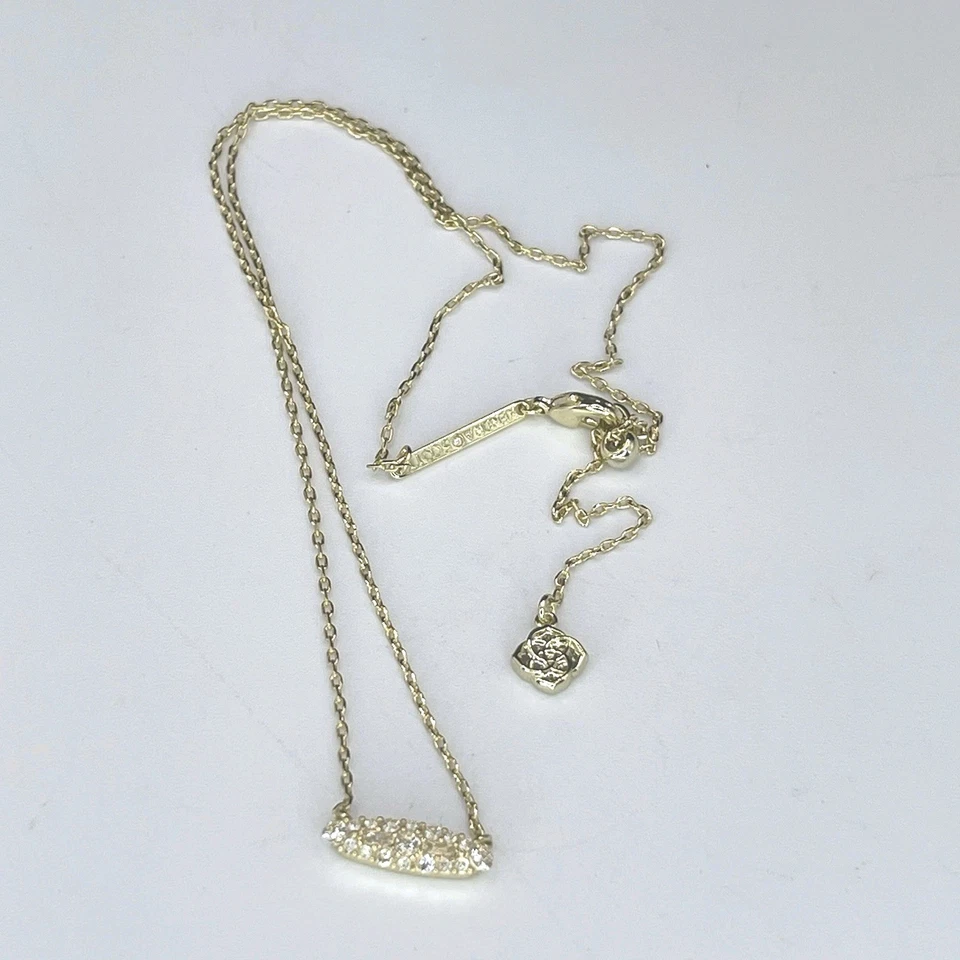 Colar Kendra Scott Pave Bar tom dourado pingente de cristal branco ajustável 15–17” - Imagem 3 de 4