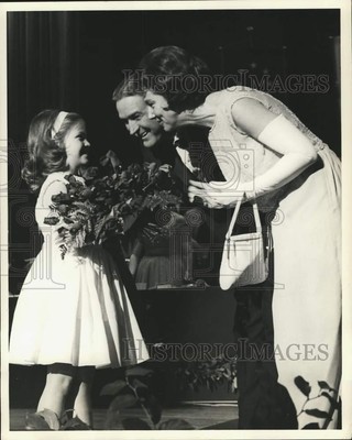 1963 Press Photo Texas Gov. & Mrs. John Connally accept flowers from young girl