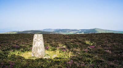 Foto 12x8 Trig Point auf Heidemoor Beckseite Die Säule steht am Ufer um 2003