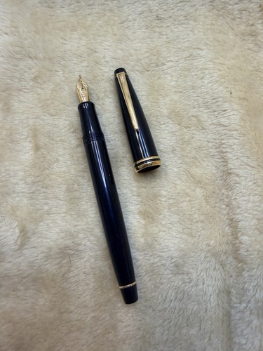 Cross Glossy Black Fountain Pen Gold Accent with Fine Point Nib USA