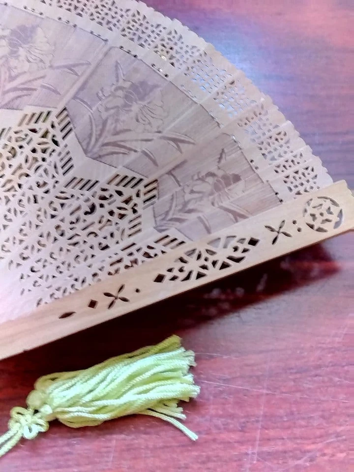 Ventilador plegable Sensu madera de sal madera fragante talla calada Foto 2 de 4