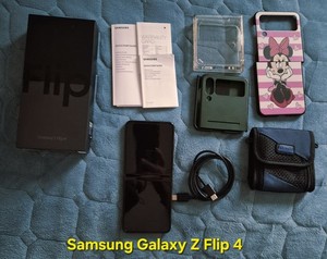 Samsung Galaxy Z Flip 4 mit 128 GB  Speicher in Graphite, 6,7 Zoll, 12 MP Kamera