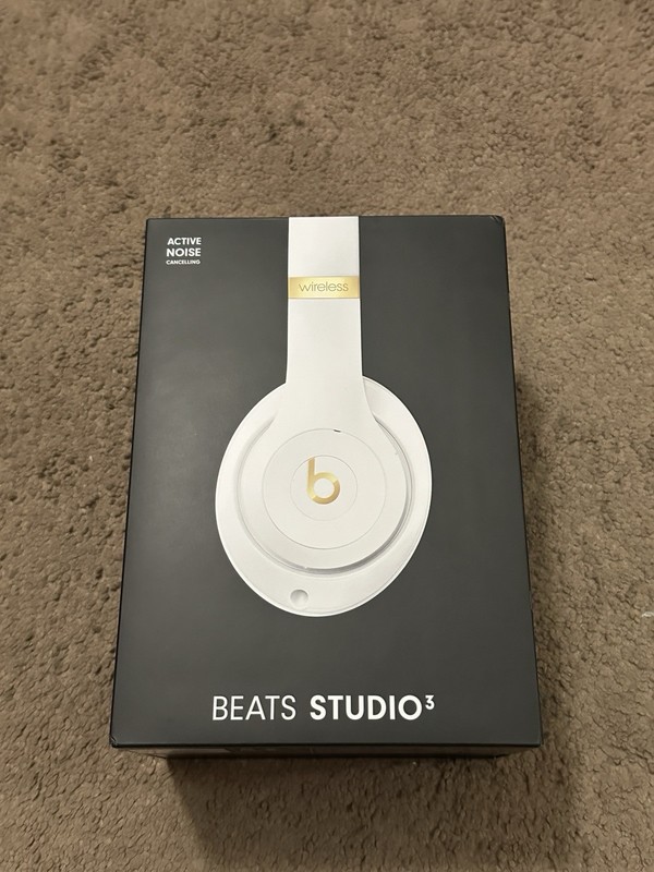 Beats by Dr. Dre Studio3 Wireless Noise Cancelling Headphones White w/ Case