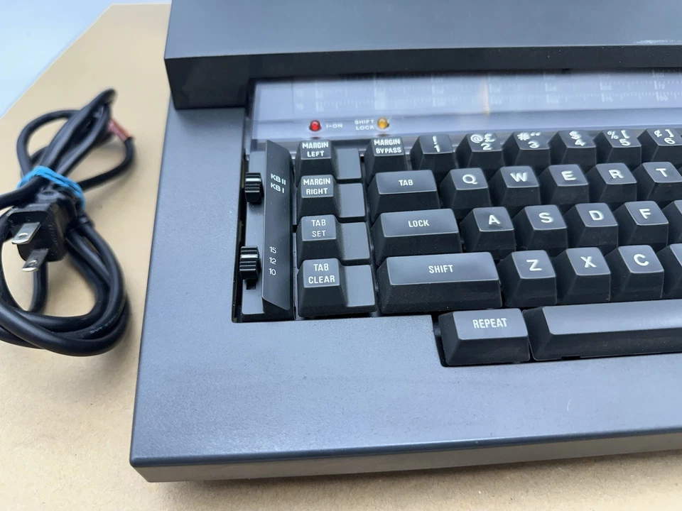 Máquina de escrever Olivetti PRAXIS 35 com estojo rígido de plástico década de 1980 liga precisa de serviço* - Imagem 3 de 4