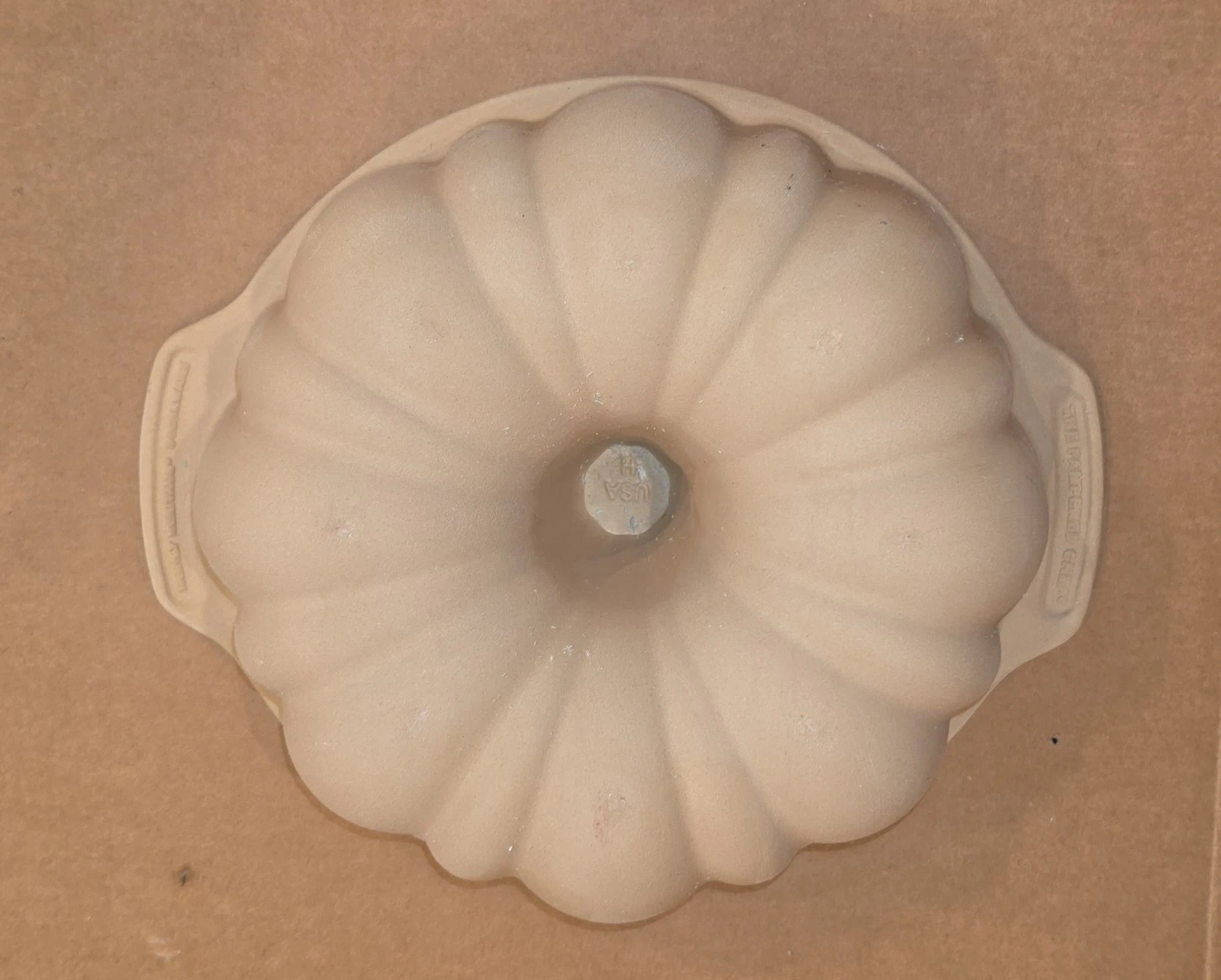 Pampered Chef Family Heritage Stoneware Fluted Bundt Pan 10" #1440 Open Box -new