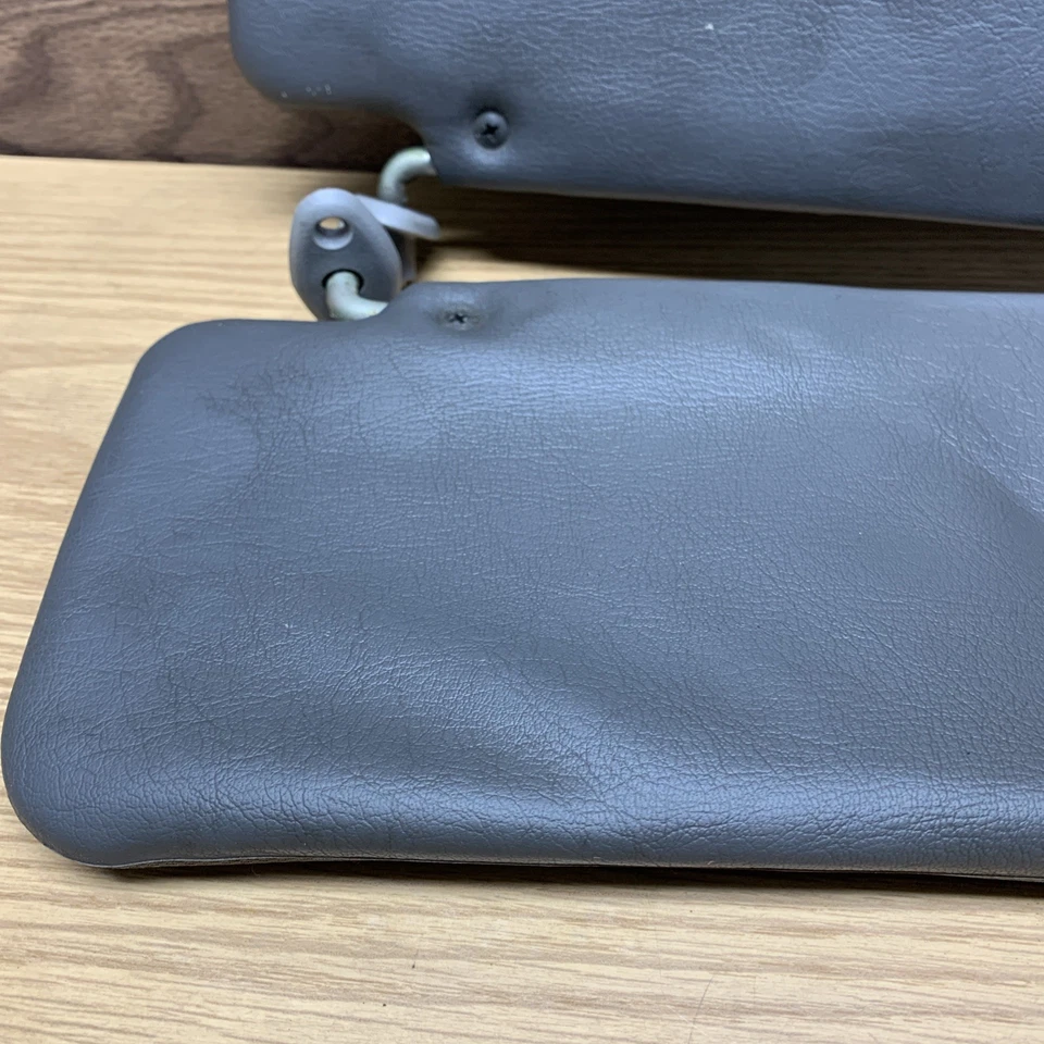 86-93 MAZDA B2200 B2600 PARASOLES PAR GRIS OEM con herrajes Foto 2 de 4