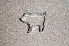 VINTAGE PIG POT TIN COOKIE  CUTER 2-1/2 X 2