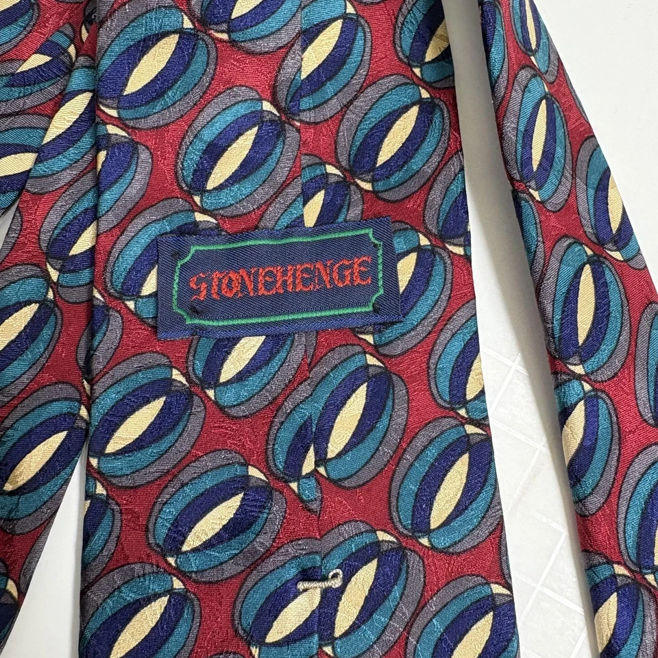 Corbata Stonehenge vintage para hombre azul borgoña seda patrón geométrico hecha en EE. UU. AÑOS 90 Foto 3 de 4