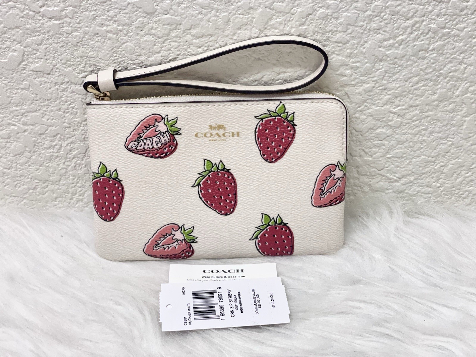 NWT Coach CBB81 Corner Zip Wristlet With Strawberry Print Chalk Multi