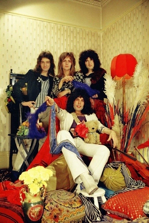 MOJO MAGAZINE, JAN. 2011, QUEEN: NO CD: INCLUDES 2, 8 1/2 X 11 PHOTO REPRINTS - Image 3 of 3