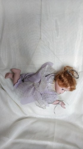 Vintage fliegende hängende Baby Porzellan Puppe Figuren Sammler 12" lila Kleidung - Bild 6 von 15