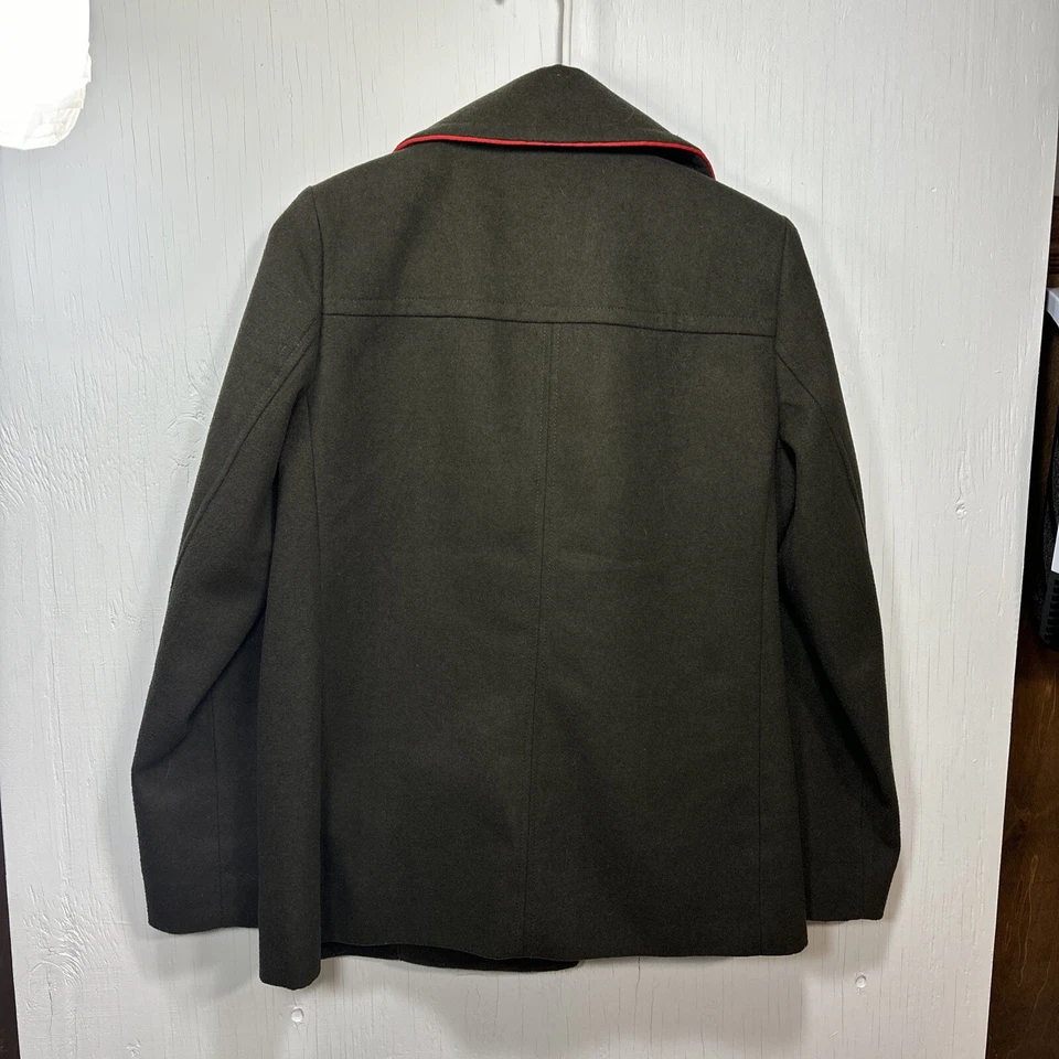 Chaquetón Express para mujer verde con tubería roja talla pequeña Foto 2 de 4