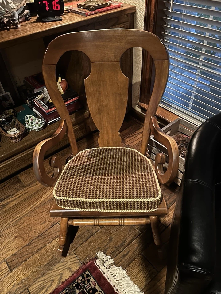 Mecedora antigua grande de madera maciza Foto 3 de 3