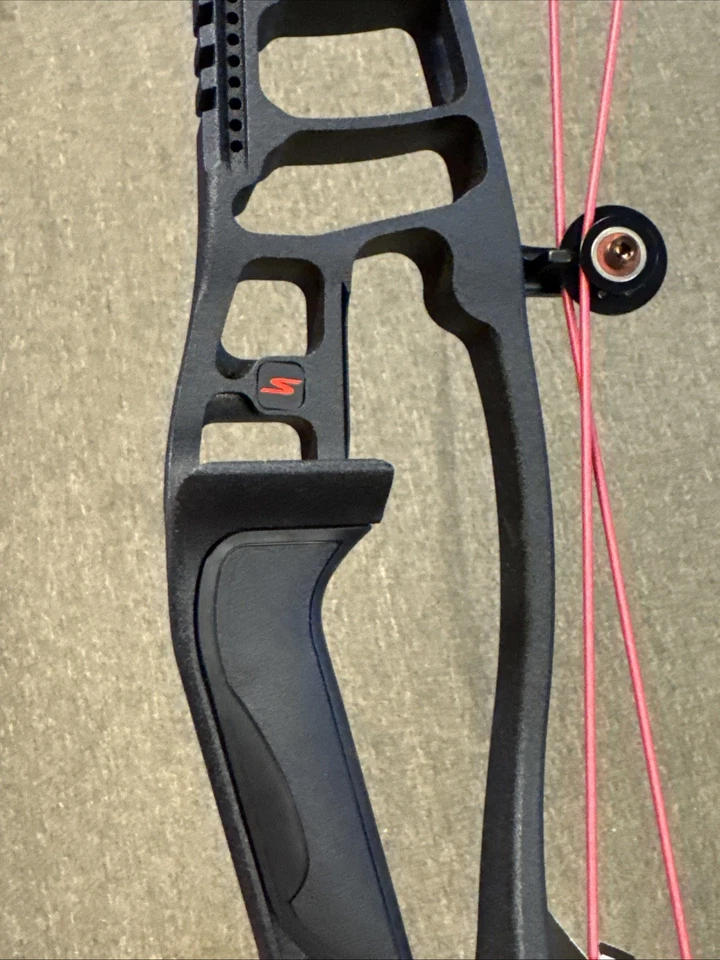 Hoyt Z1S 70# diestro negro con cuerdas y cables rojos NUEVO 1865243 Foto 3 de 4