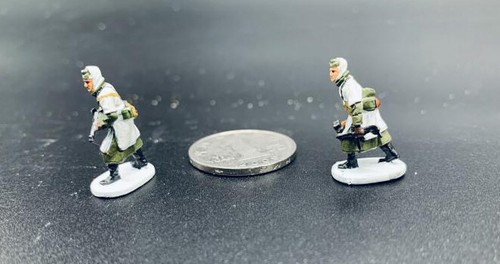 1:72 Two WWII German Soldiers Figures in Winter Combat Uniform Model New ! - Picture 4 of 4